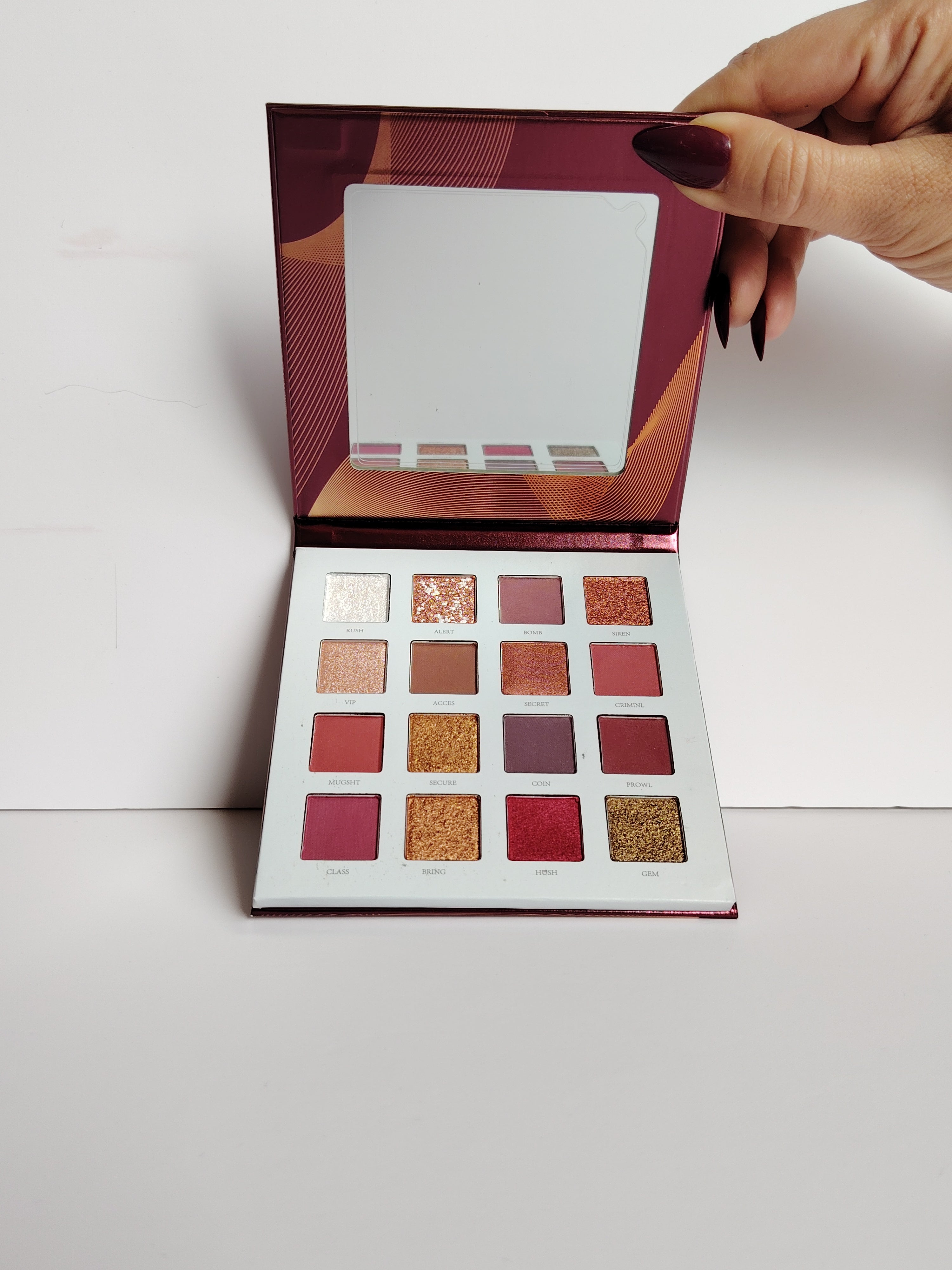 لوحة ظلال العيون